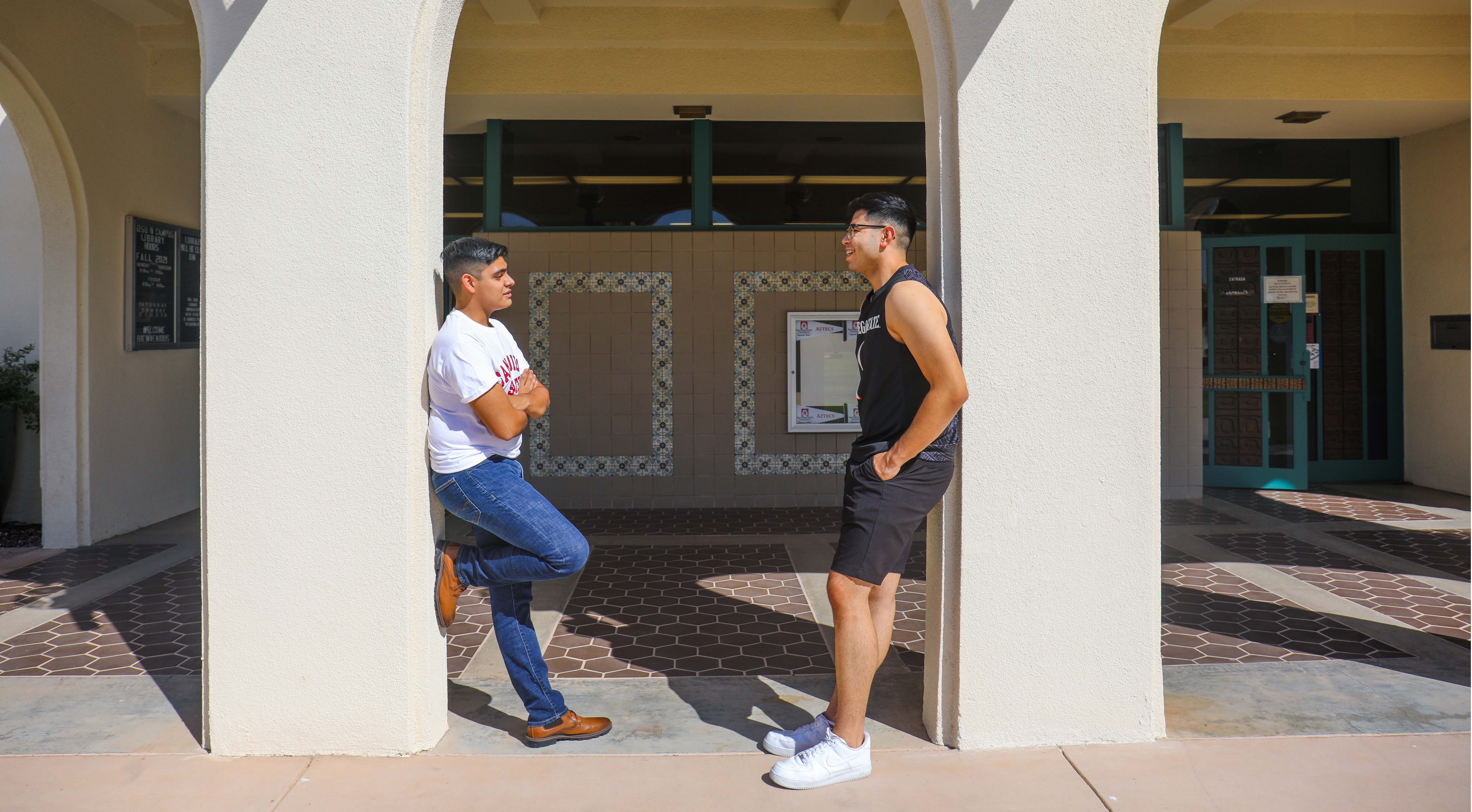 Students chatted outside the SDSU Imperial Valley library entrance. (Photo: Scott Hargrove)