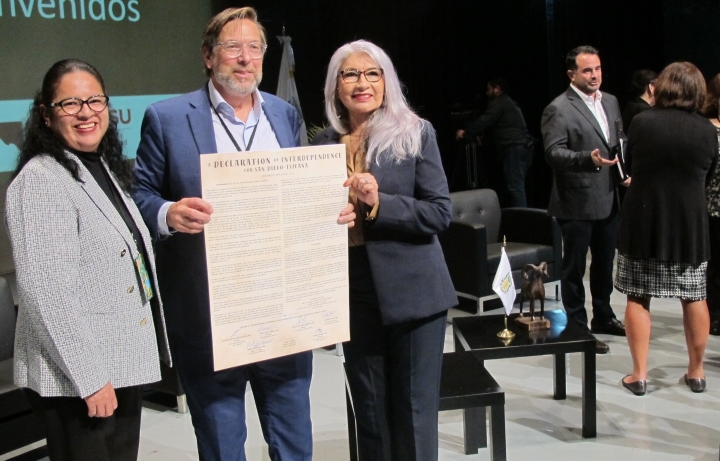 Dignitaries display the Declaration of Interdependence between San Diego and Tijuana..
