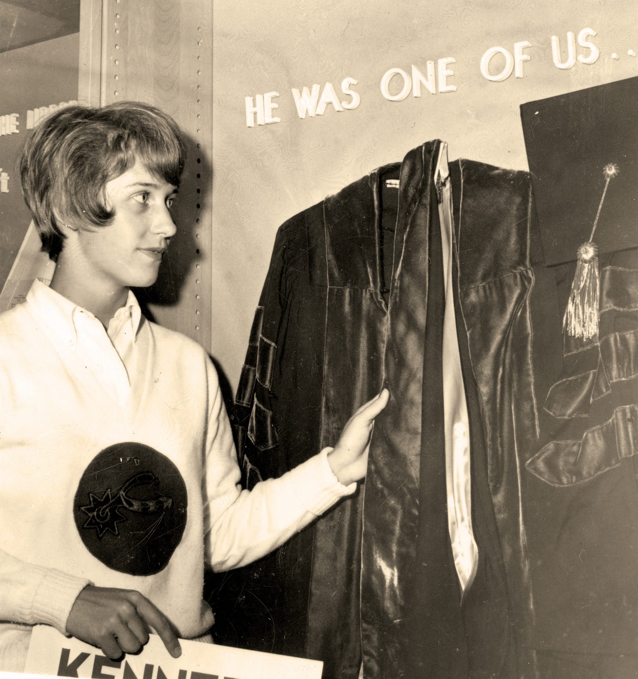 A women looking at JFK's gown