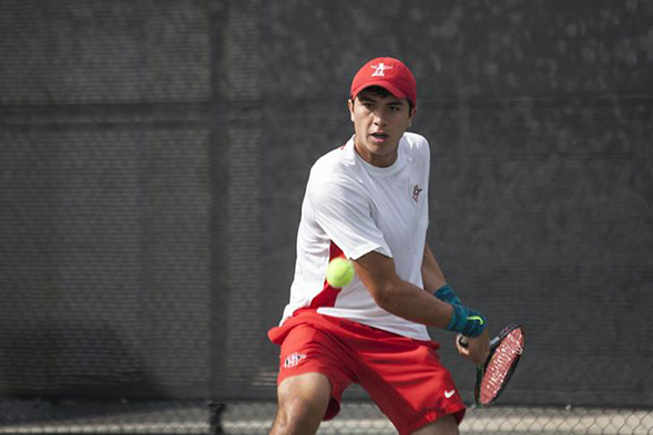 Freshman Daniel de la Torre prepares to hit a forehand return. (Photo: Kelly Smiley/The Daily Aztec)