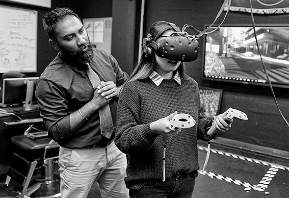 Harsimran Sim Baweja introducing student Eunice Bae to virtual reality. (Photo: Sandy Huffaker)