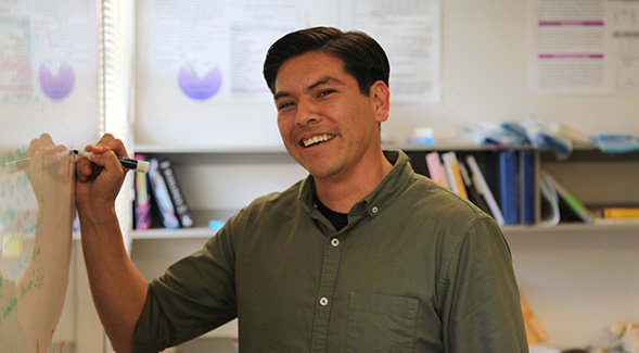 Pedro Torres presenting his research to colleagues.
