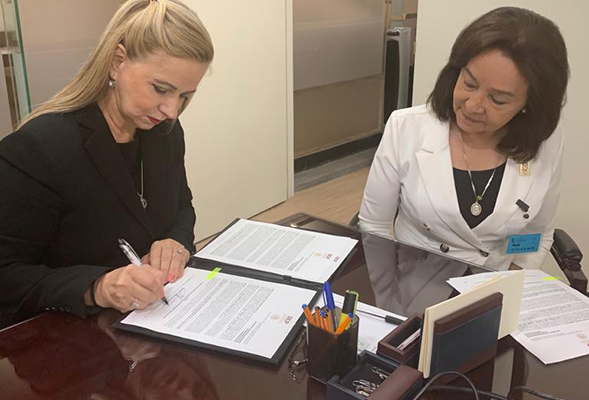 Maria del Carmen Salvatori (left), Director for the Direccion General de Acreditacion de Secretaria de Educacion de Mexico, and Suzanna Fuentes of SDSU Imperial Valley, in Mexico City.