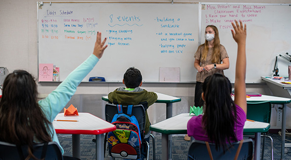 SDSU Literacy Center Instructor Allyson Peffers teaches TK-8 students at King-Chavez Academy of Excellence. Photo by Ian Ordonio.