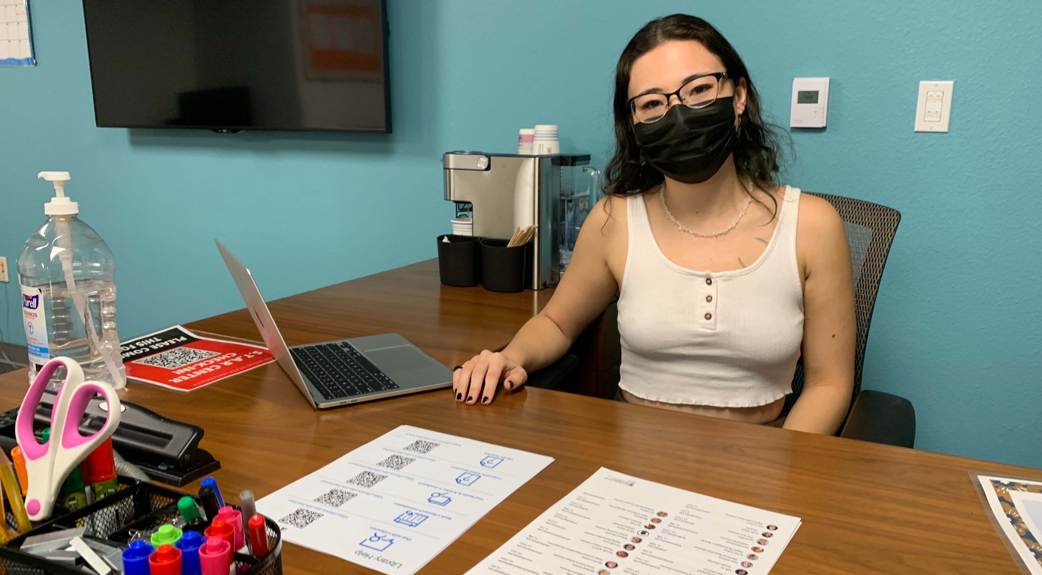 Mary Clukey, a student assistant in the University Library's Research, Instruction, and Outreach Service, provided assistance at South Campus Plaza I (North).