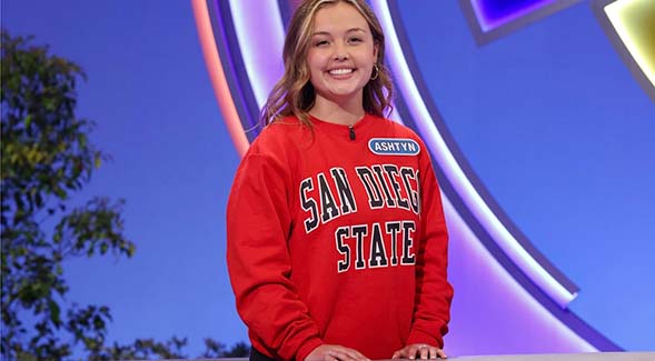 Ashtyn Mueller on the Wheel of Fortune set. (Photo: Carol Kaelson/Wheel of Fortune/ 2022 Califon Productions, Inc. All Rights Reserved)