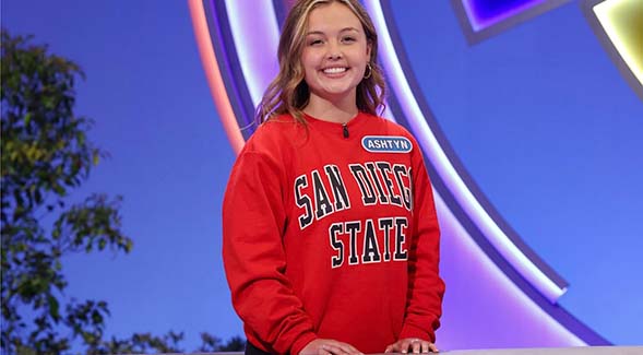 Ashtyn Mueller on the Wheel of Fortune set. (Photo: Carol Kaelson/Wheel of Fortune/ 2022 Califon Productions, Inc. All Rights Reserved)