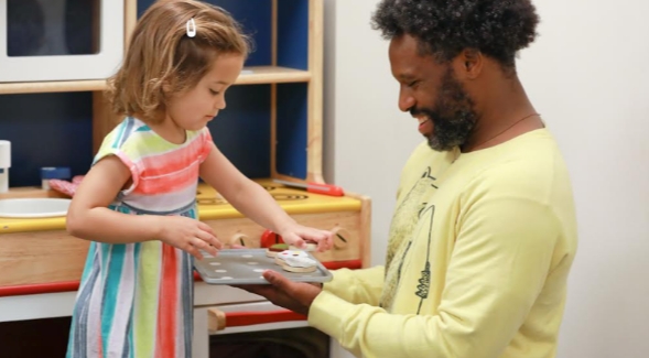 Johnathan Robinson Anthony, Ph.D. student &amp; speech-language pathologist speaks with a child in SDSUs Speech, Language, &amp; Hearing Sciences Clinic.