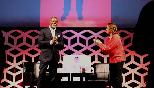 Carl Weathers receives a round of applause from host Tammy Blackburn