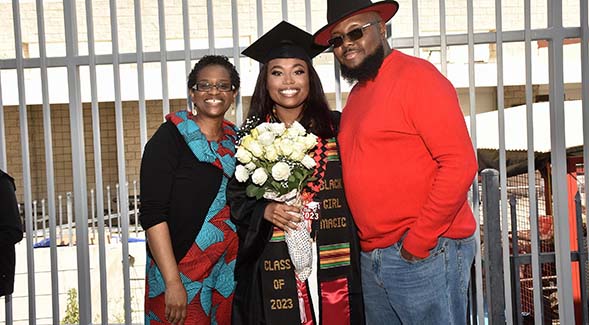 Nandi Maunder (middle), a 2023 Fulbright scholar, posed for a graduation photo with her parents, Brandy and Charles Mitchell.