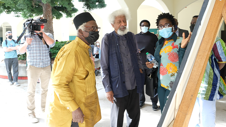 Kennii Ekundayo talks with Bruce Onobrakpeya and Wole Soyinka at the SDSU Art Gallery exhibit grand opening in February 2022.