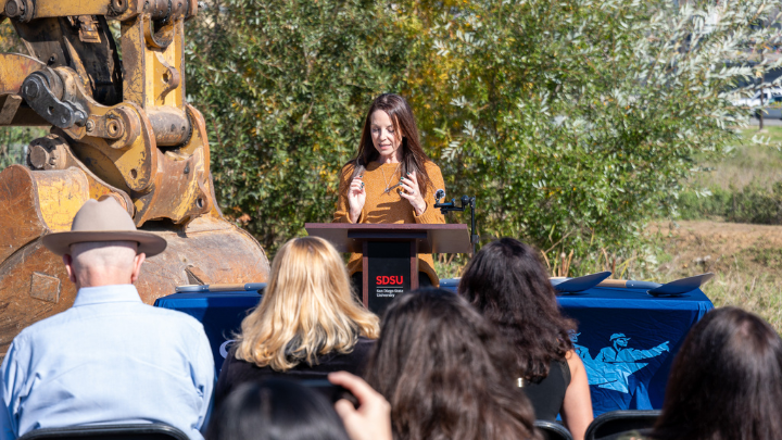 a person speaking at the podium while Snapdragon is in the view